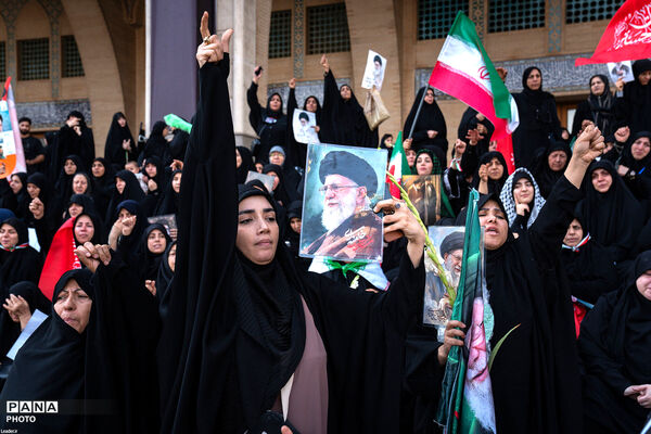 وداع با پیکر مطهر امام شهید امت در مصلای امام خمینی(ره)