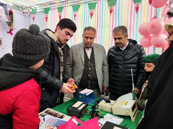 خلاقیت و نشاط دانش‌آموزی در غرفه‌های آموزش و پرورش در مسیر راهپیمایی ۲۲ بهمن