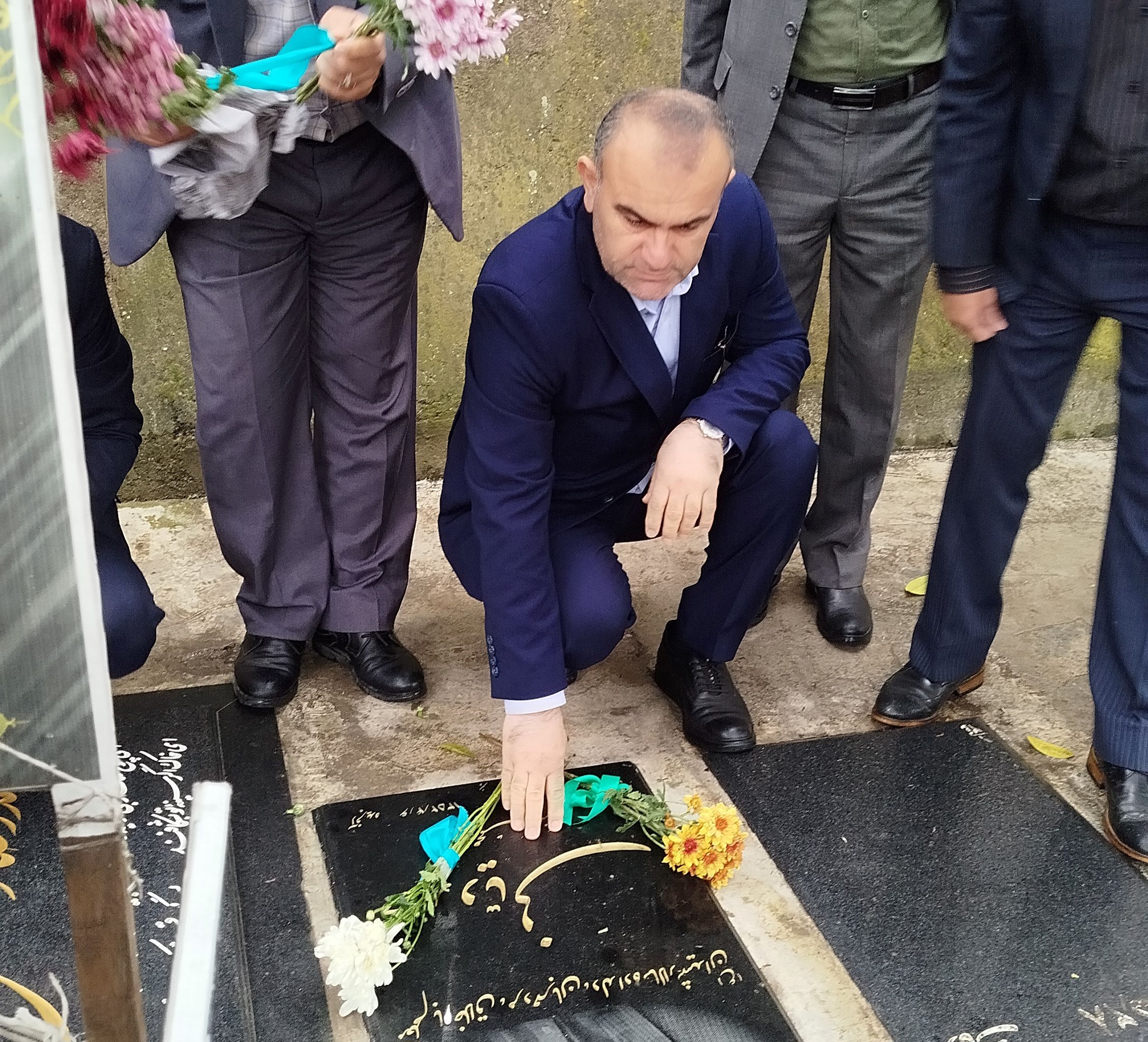 غباروبی از مزار شهدای فرهنگی به‌مناسبت هفته گرامیداشت معلم