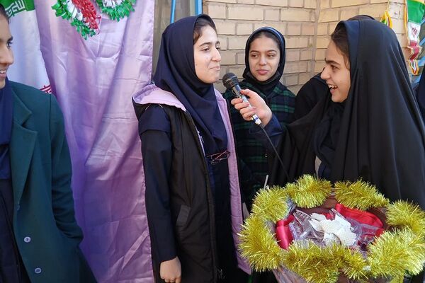 جشن دهه فجر در دبیرستان آزاده رودهن 