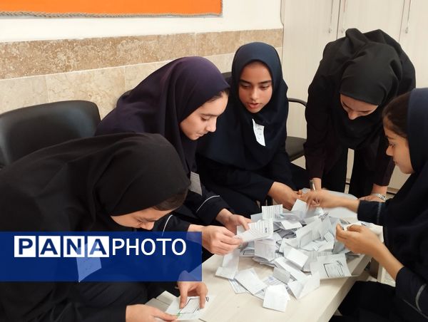انتخابات شورای دانش‌آموزی در دبیرستان فاطمه آهنچی مشهد