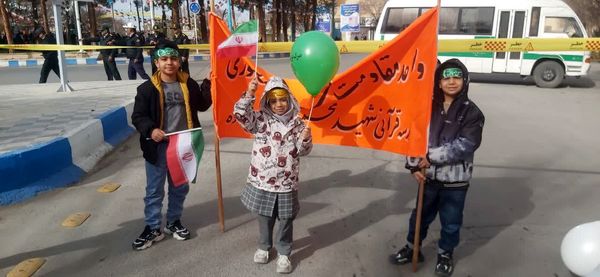 حضور پرشور دانش آموزان ابرکوه در راهپیمایی ۲۲ بهمن