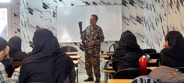برگزاری کارگاه آموزشی تیر اندازی با اسلحه در هنرستان آفرینش پردیس 