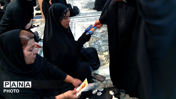 مراسم روضه محرم دختران دانش‌آموز در بیت‌الزهرا عتبات عالیات نظرآباد