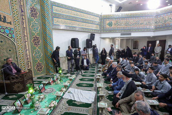 محفل انس با قرآن کریم و اقامه نماز جماعت در نخستین روز بازگشایی مدارس