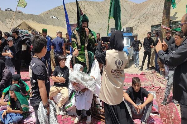 تعزیه خوانی در روز عاشورای حسینی در گلزار شهدای بار 