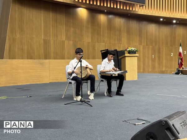 جشن ستارگان برای دانش آموزان دبیرستان شهید اژه‌ای۲