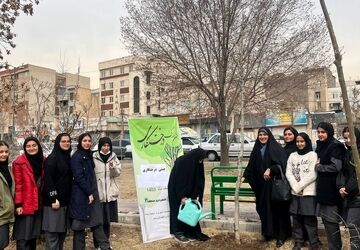 کاشت نهال توسط دانش‌آموزان دبیرستان سمیه