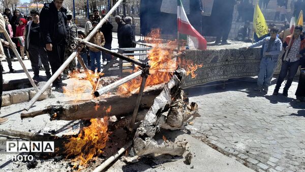 مراسم استغاثه به امام زمان (عج) به همراه آتش زدن بت بعل در گرداب شهر بن