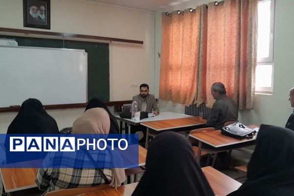 جلسات آموزشی در دبیرستان شاهد علامه طباطبایی ناحیه 2 شهرری 