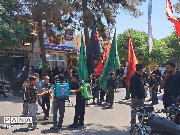 ورود هیئت‌های عزاداری به مهدیه کاشمر در هشتمین روز محرم