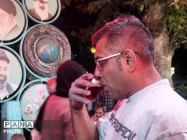 خدمت‌رسانی چایخانه حضرت زهرا(س) در دویست‌و‌یازدهمین شب شهادت قائد امت اسلام