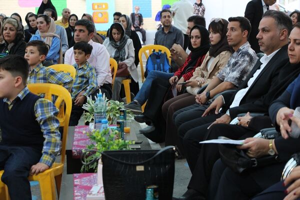جشن شکوفه‌ها در دبستان منوچهر رزاقی ناحیه۳ مشهد