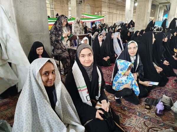 برگزاری نماز جمعه در آغاز هفته بسیج دانش آموزی با حضور دانش آموزان بسیجی نیشابور