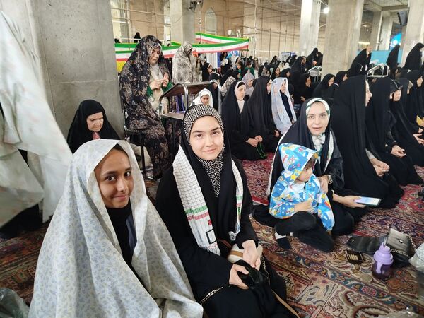 برگزاری نماز جمعه در آغاز هفته بسیج دانش آموزی با حضور دانش آموزان بسیجی نیشابور