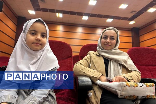 مسابقات استندآپ کمدی و مجری‌گری در سالن سجادیه بهارستان دو