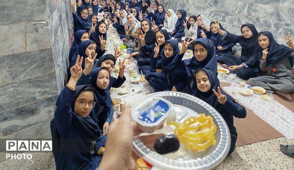 افطار در مدرسه دخترانه مهندس رحمانی فرد