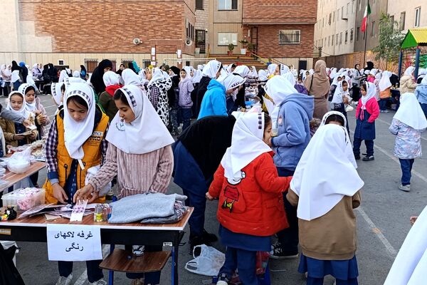 برپایی بازارچه کسب‌و‌کار در مدرسه شهدای پانزده خرداد قرچک