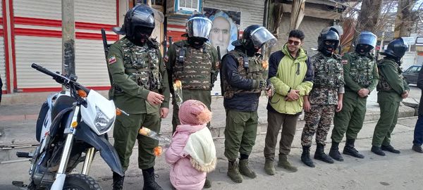 قدردانی مردم از مدافعان امنیت در روز پدر