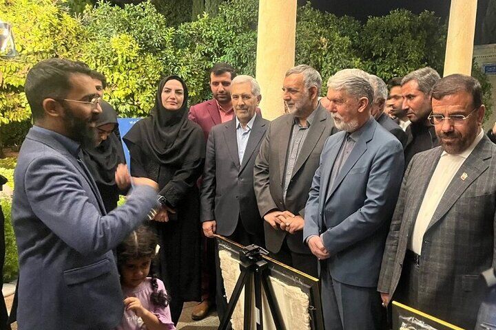 بازدید وزیر فرهنگ از گنجینه دیوان‌های نفیس حافظ در شیراز