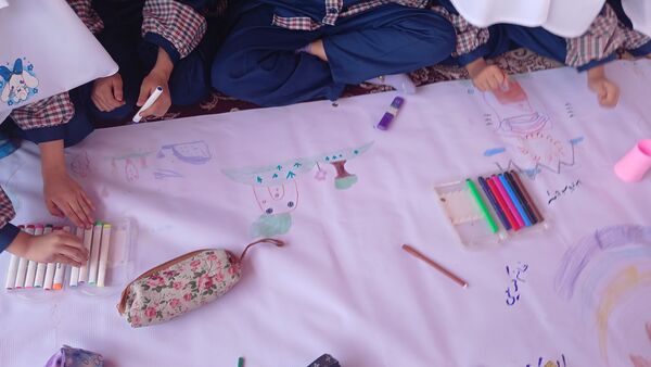 از نمایش تا نقاشی همگانی؛ روزی پر از شادی در دبستان سوم شعبان ناحیه یک یزد