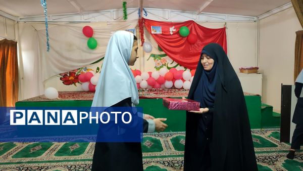 تقدیر از دانش آموزان فعال و تکریم همسر و فرزندان شهدای دبستان شاهد حاج تقی آقا بزرگ مشهد