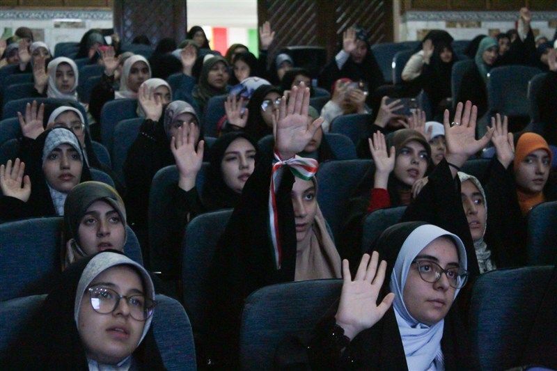 خط مقدم امروز جامعه ما دانش‌آموزان هستند