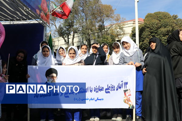 غرفه نسل افتخار سازمان دانش‌آموزی استان آذربایجان شرقی در راهپیمایی ۱۳‌ آبان
