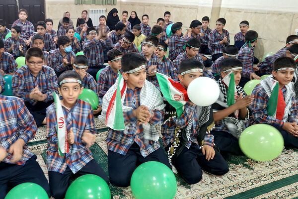 آرزوی فرج و سلامتی صاحب الزمان (عج) با دست‌های کوچک دانش‌آموزان شیرازی