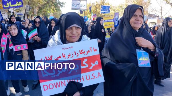 حضور پرشور نوجوانان و خانواده‌ها در سیزده آبان تجدید پیمان با انقلاب