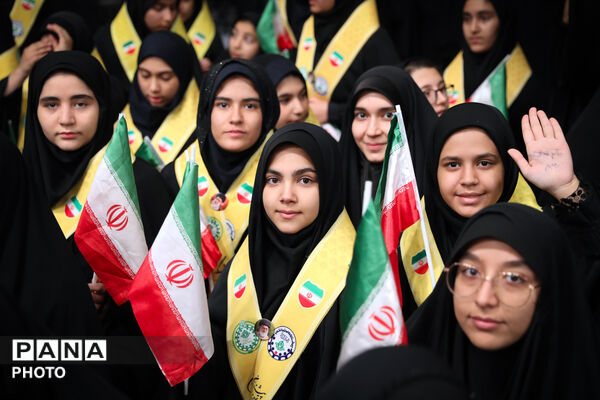 لحظه‌های ماندگار دیدار دانش‌آموزان با رهبر شهید انقلاب