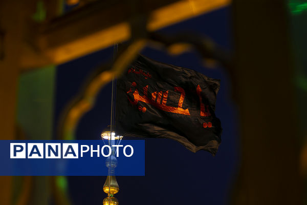 اهتزاز پرچم عزای سیدالشهدا(ع) بر فراز گنبد حرم حضرت معصومه(س)