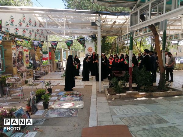آیین گلباران مزار شهدا در سالروز تاسیس سازمان دانش‌آموزی