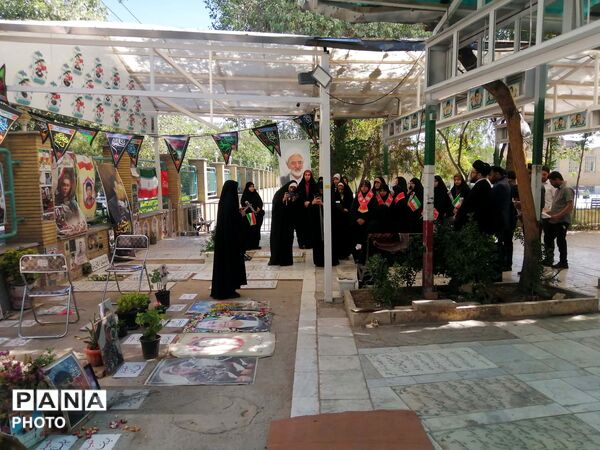 آیین گلباران مزار شهدا در سالروز تاسیس سازمان دانش‌آموزی
