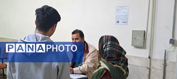  دیدار والدین با معلمان در دبیرستان ابوذر غفاری نیشابور