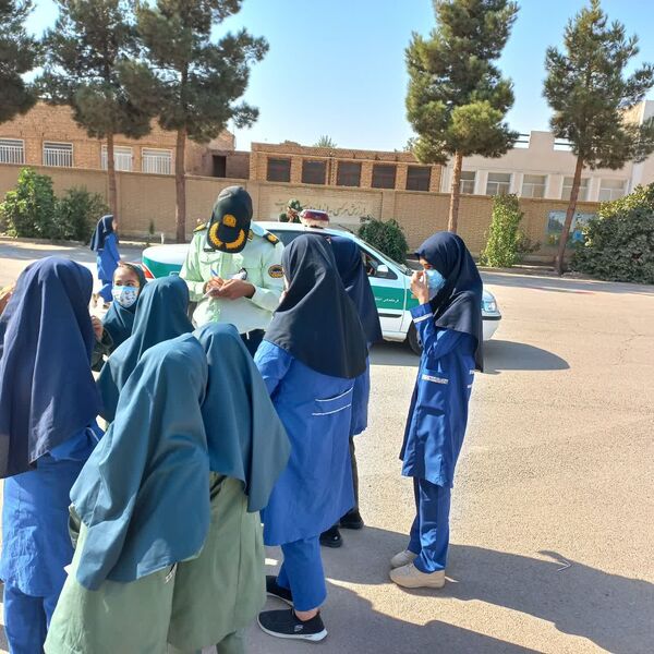 حضور ماموران نیروی انتظامی در دبستان حاج فرج عبداللهی اردکان