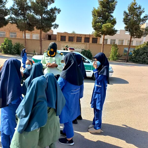 حضور ماموران نیروی انتظامی در دبستان حاج فرج عبداللهی اردکان