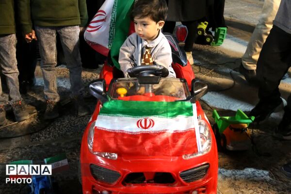 رژه متفاوت کودکان یزدی با اسباب‌بازی‌های دست‌ساز