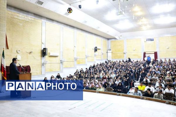 تجلیل از برگزیدگان دانش‌آموزی مسابقات فرهنگی و هنری جشنواره هما شهرستان دشتستان 