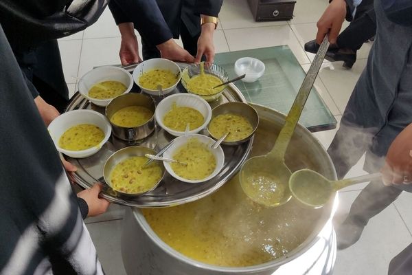 مشارکت دانش‌آموزان و کادر مدرسه در پخت آش رشته به یاد حضرت فاطمه(س)