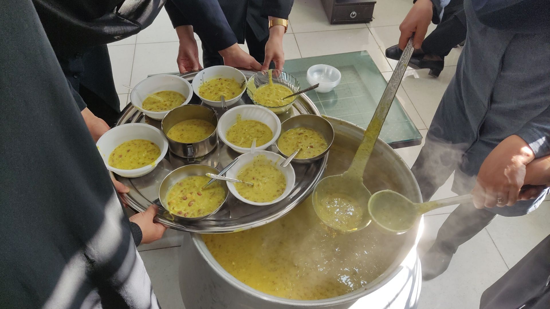 مشارکت دانش‌آموزان و کادر مدرسه در پخت آش رشته به یاد حضرت فاطمه(س)