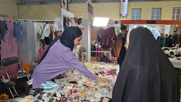 بازدید از غرفه‌های نمایشگاه اقتصاد مقاومتی در قم