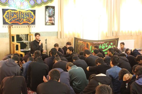 عزاداری دانش‌آموزان برای حضرت زهرا (س) در کنار مزار شهید گمنام