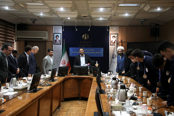  دیدار صمیمی وزیر آموزش و پرورش با قهرمانان رقابت‌های جهانی والیبال دانش‌‌آموزی صربستان ۲۰۲۴