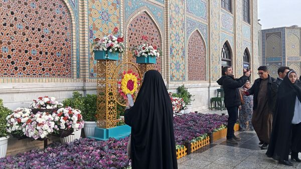 گل آرایی و چراغانی حرم رضوی 