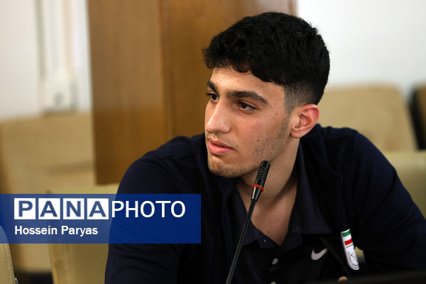 نشست صمیمی معاون تربیت بدنی و سلامت با ورزشکاران و کادر فنی تیم ملی والیبال دانش‌آموزی