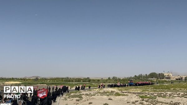  سیل خروشان پرچم‌های سرخ انتقام، در مراسم پیاده روی جاماندگان اربعین شهر خوسف
