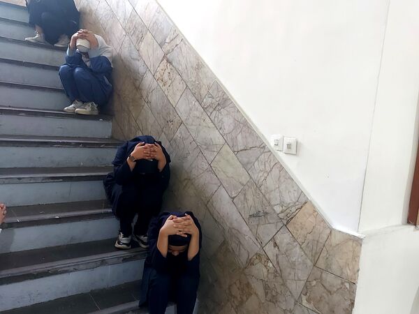 بیست و ششمین مانور زلزله در دبستان شهیدان فاضل الحسینی ۱