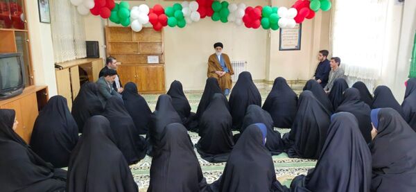 اقامه نماز جماعت مادر و دختری در مدارس انزلی