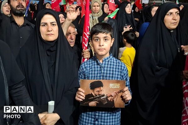 حضور دانش‌آموزان دبستان ملاصدرا در اجتماع سراسری و همخوانی سرود «باید برخاست»